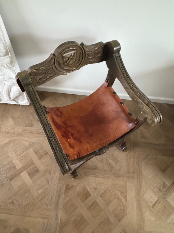 Image 1 of Sedia Savonarola intagliata d'epoca