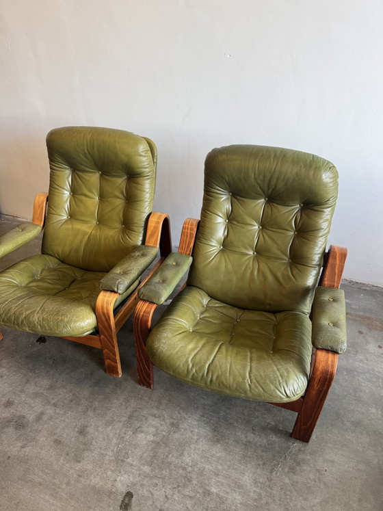 Image 1 of Juego de 2 sillones verde oliva – Göte Möbler, Suecia, años 70