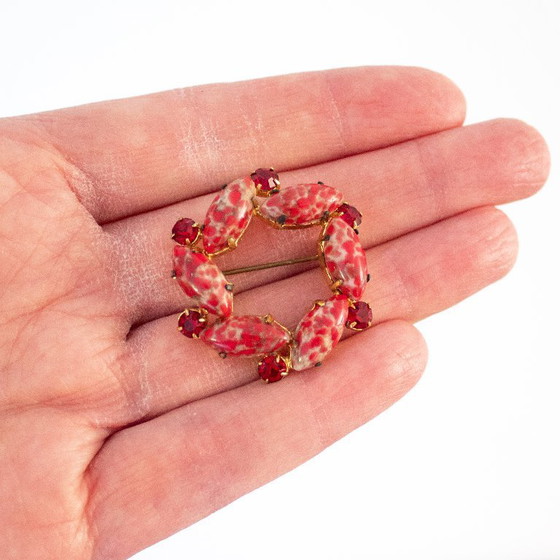 Image 1 of Spilla rotonda vintage degli anni '50 con strass rosso rubino e cabochon ovali screziati.