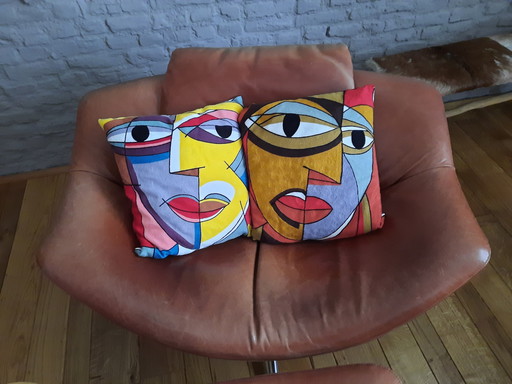 Label lederen fauteuil Gigi en voetenbank van Gerard van den Berg