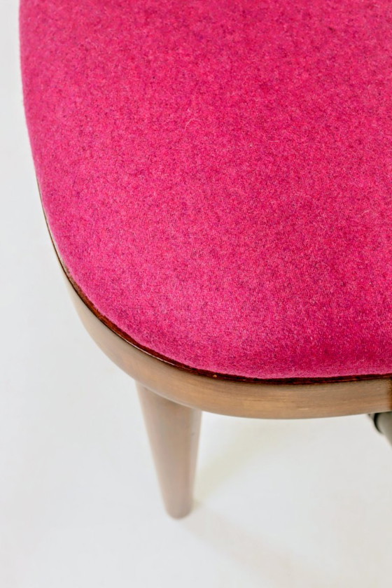 Image 1 of Sedia retrò in legno curvato in stile classico, rivestimento in lana fucsia, completamente ristrutturata, 1950