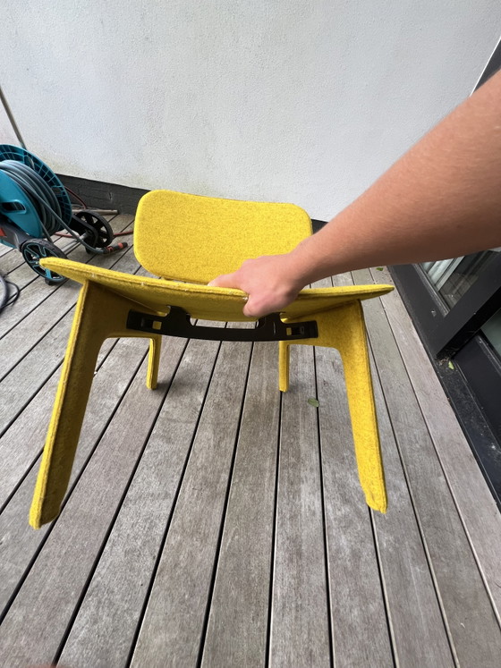 Image 1 of Una silla amarilla de Ligne Roset