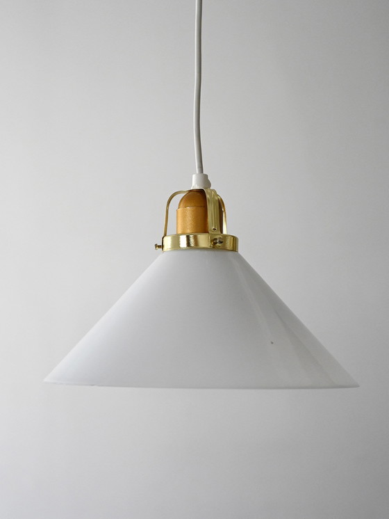 Image 1 of Scandinavische hanglamp uit 1950 van glas en messing