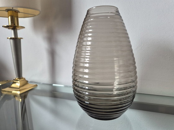 Image 1 of Copiadora/Fábrica de vidrio Leerdam - Jarrón acanalado Fumé (diseño 1953)