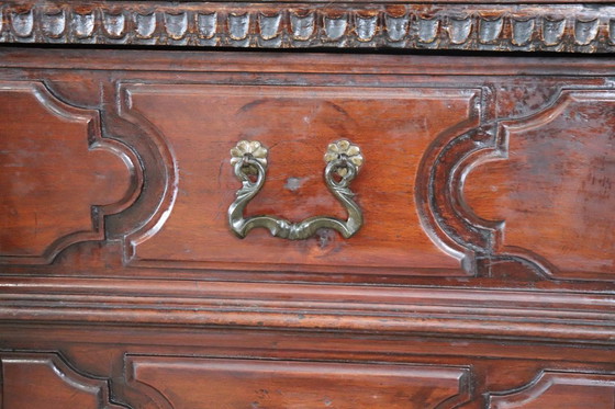 Image 1 of Table de nuit ancienne en noyer, Italie Toscane Début du 18ème siècle