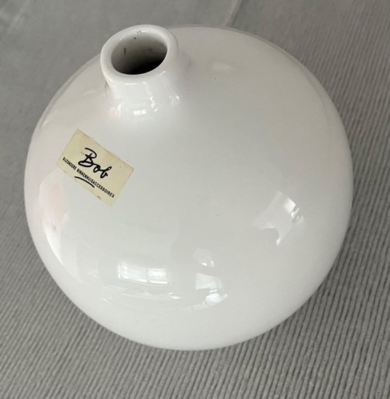 Image 1 of Round white vase by Bob, Special Interior Accessories