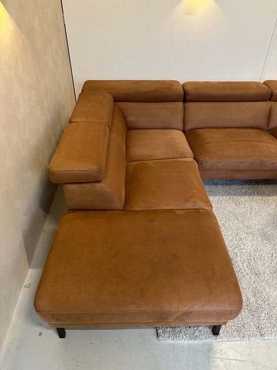 Image 1 of Sofá esquinero color coñac de 295x230 cm.