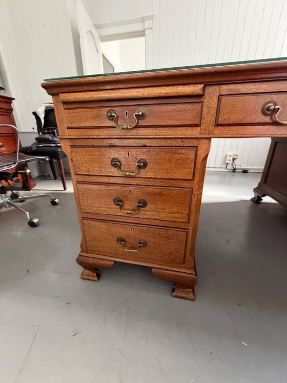 Image 1 of Groot, Engels partnersbureau van hout met glazen blad