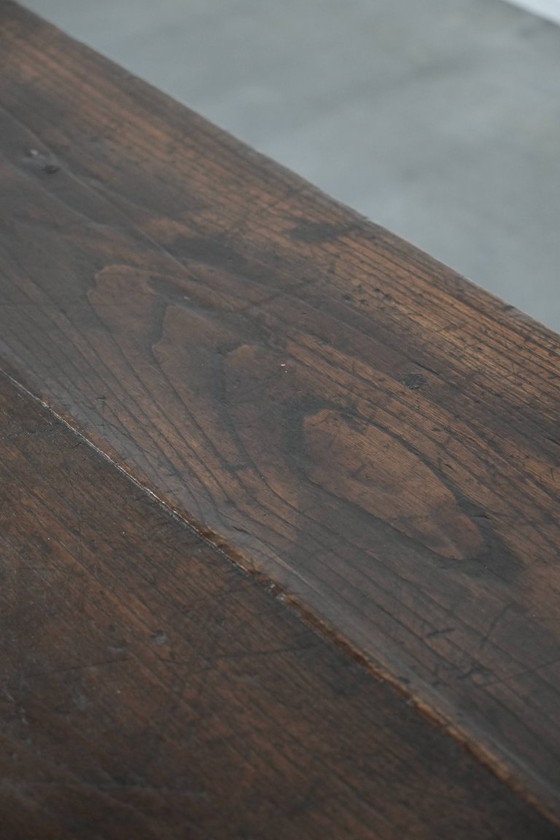 Image 1 of Antieke en tijdloze Zuid Europese salontafel gemaakt van kastanjehout uit de 18e eeuw met twee lades