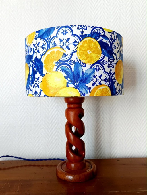 Gedrechselte Holzlampe mit Lampenschirm im Azulejo-Zitronenmuster – tafellampen, Wood