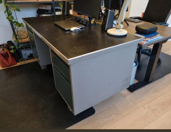 Image 1 of Escritorio de acero robusto