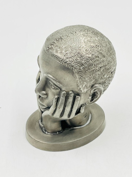 Image 1 of Escultura de peltre de una cabeza de mujer realizada por los trabajadores postales de Huy.