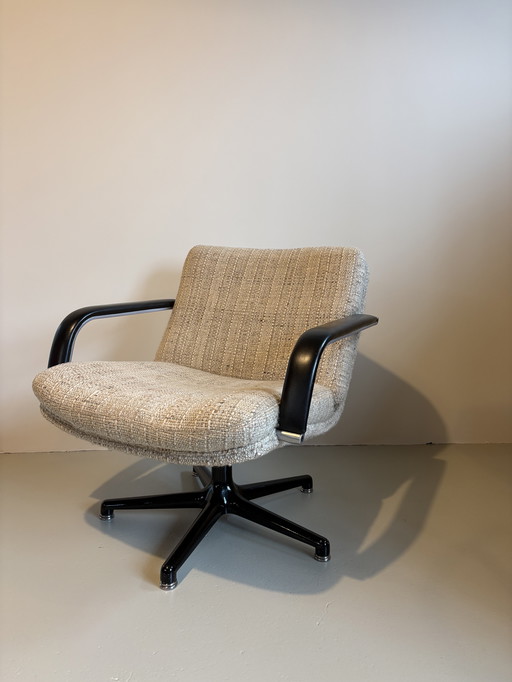 Artifort F154 swivel armchair