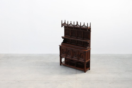 Image 1 of Rare grande armoire néogothique en chêne du début du 19e siècle, sculptée à la main