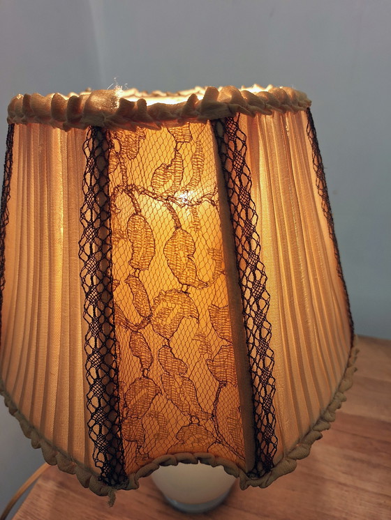 Image 1 of Lampe de table en verre blanc soufflé à la bouche, années 1940