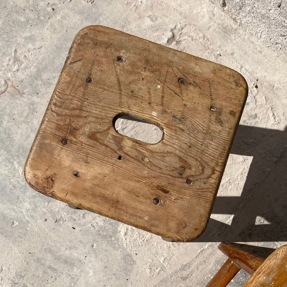 Par de taburetes de taller antiguos de madera patinada. – Wood (photo 4 of 9)