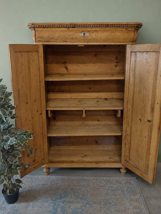 Image 1 of Antiekegeloogd grenen biedermeier meidenkast