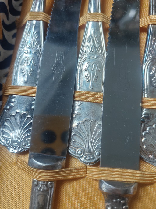 Elegantes 70-teiliges versilbertes Besteckset – Klassisches Rocaille-/Muscheldekor