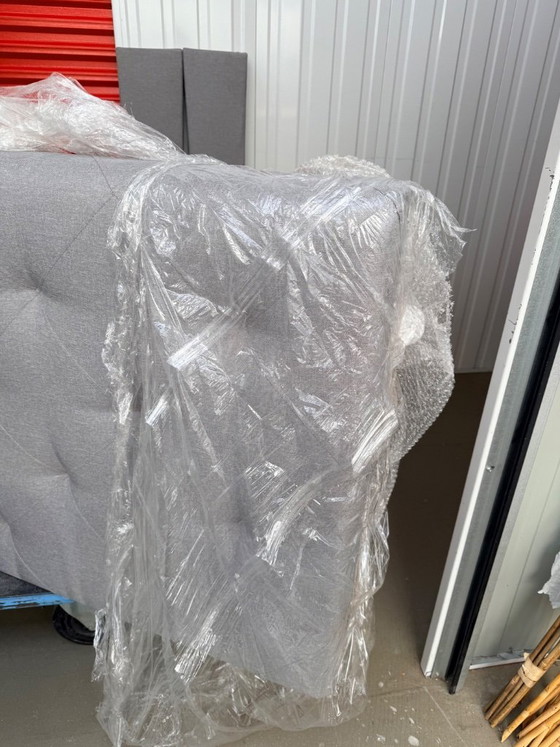 Image 1 of Swisse Sense, testiera di lusso, letto matrimoniale, capitonné grigio