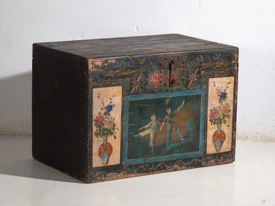 Baule cinese antico dipinto in legno di pino – Cina, circa 1900 – Armadi contenitori (photo 2 of 40)