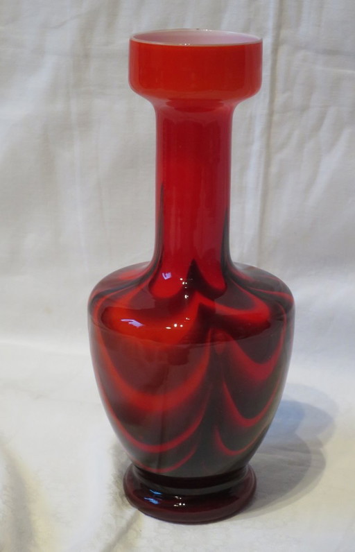 Vase à fleurs Opaline verre rouge à motifs