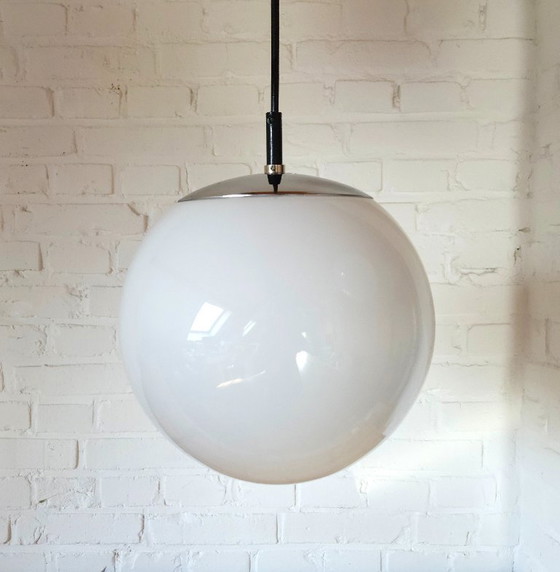 Image 1 of 1 des 2 suspensions en verre RAAK, modèle Morning Mist de style Mid-Century Modern avec douille chromée ; 2 ENCORE DISPONIBLES