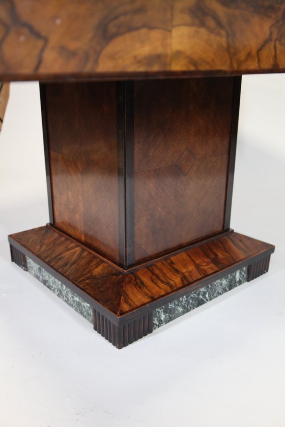 Image 1 of Art-déco-Esstisch aus Nussbaummaserholz mit Marmordetails