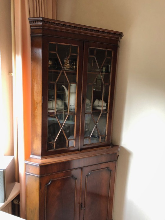 Image 1 of Antica credenza angolare in noce