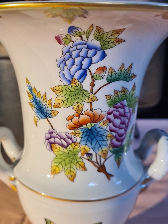 Image 1 of Herend Queen Victoria vaas met handvatten op voet- 24-karaats gouden accenten.