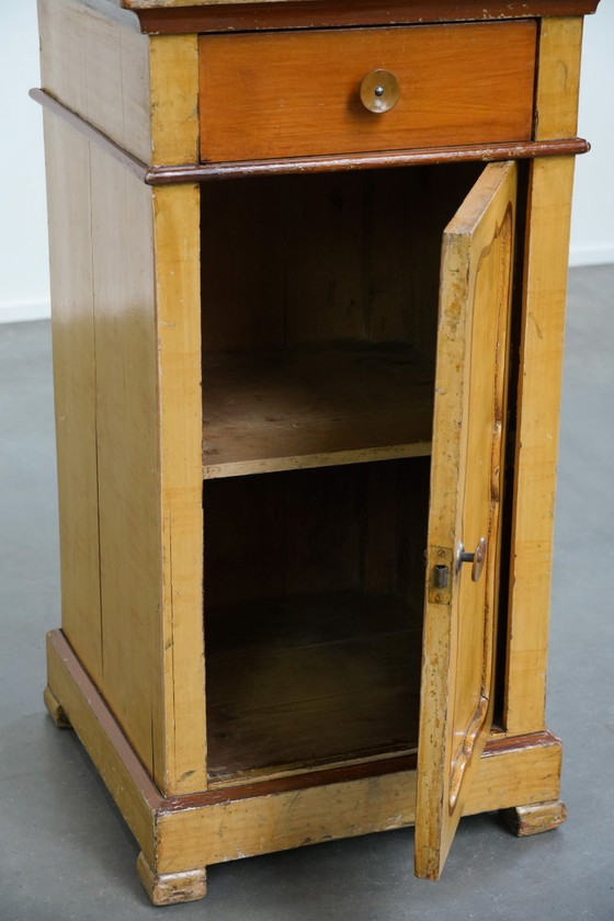 Image 1 of Antico comodino/tavolino da ingresso in legno a 1 anta con piano in marmo chiaro