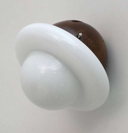 Pareja de apliques italianos de madera y cristal opalino de mediados de siglo, años 60