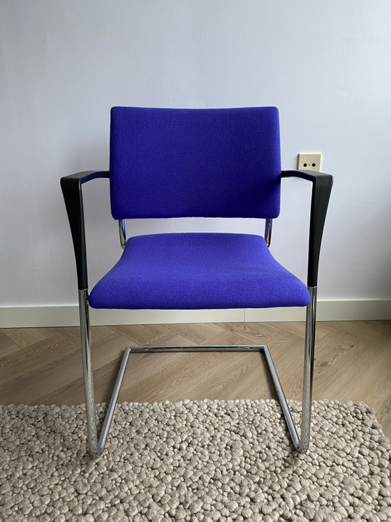 Image 1 of paars-blauwe wollen eetkamerstoel/vergaderstoel (4 stuks beschikbaar)