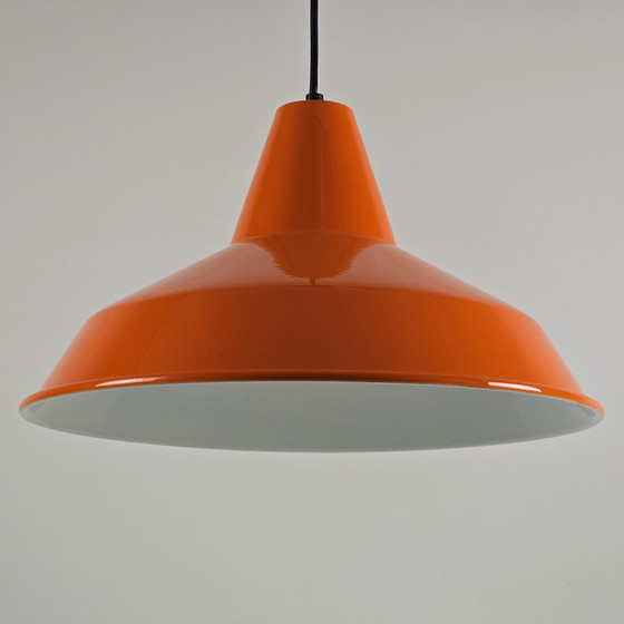 Image 1 of Lampe pendante d'atelier en métal orange industrielle des années 1970.