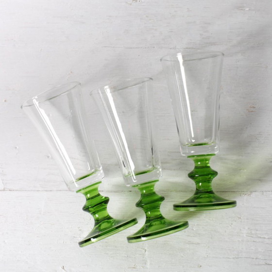 Ensemble de 3 verres à sherry vintage verts sur pied / Flûtes à liqueur rares du milieu du XXe siècle / (photo 5 of 8)