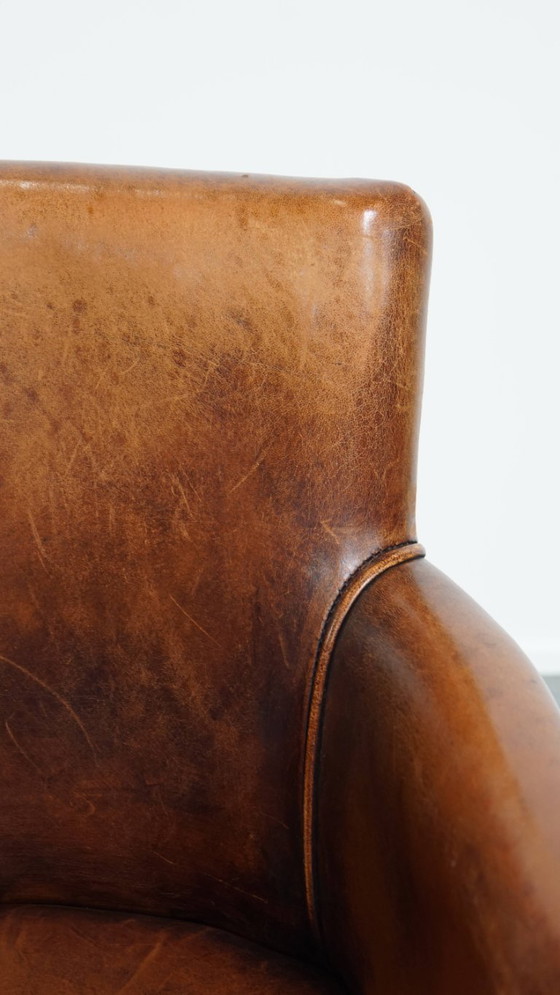 Image 1 of Chaise de salle à manger/de chevet en peau de mouton couleur cognac avec accoudoirs
