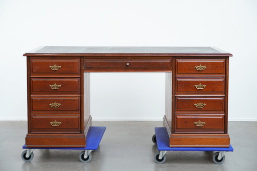 Klassiek chesterfield bureau/partner desk in Engelse stijl met een zwart lederen blad