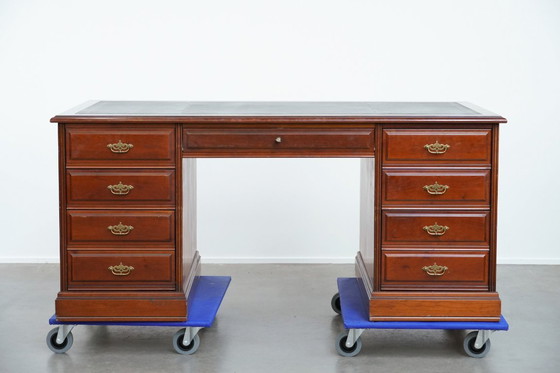 Image 1 of Klassischer Chesterfield-Schreibtisch/Partnerschreibtisch im englischen Stil mit schwarzer Lederplatte