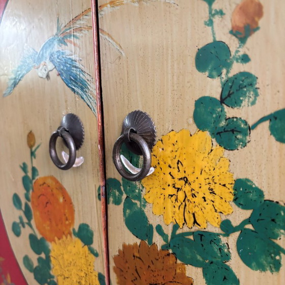 Image 1 of Armoire en bois asiatique, décorée de fleurs et d'oiseaux
