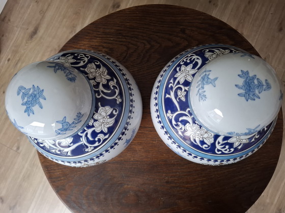 Set de 2 grandes macetas decorativas de porcelana Wong Lee con escudo de Versalles como decoración, (photo 13 of 15)