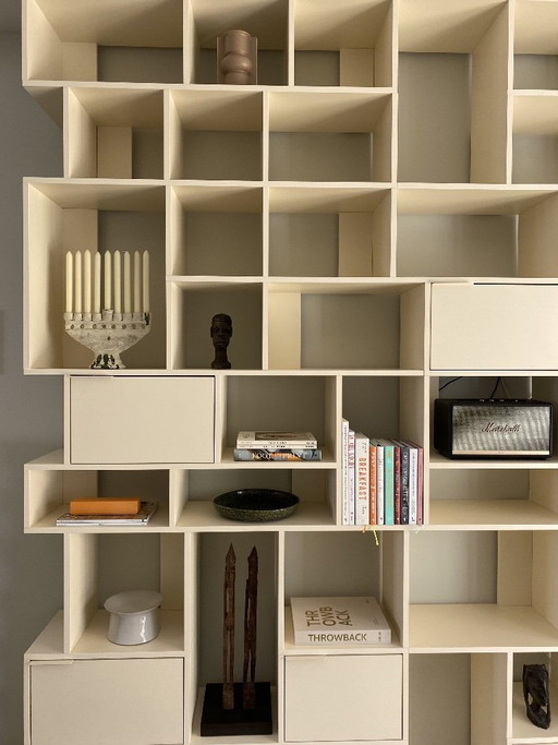 Grote boekenkast in crèmekleur