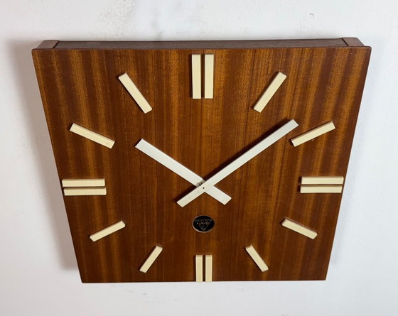 Image 1 of Orologio da parete vintage in legno marrone di Pragotron, anni '80
