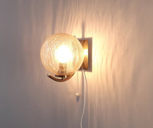 Lámpara de pared vintage Richard Essig con pantalla esférica de latón y cristal hielo, lámpara de pared mcm