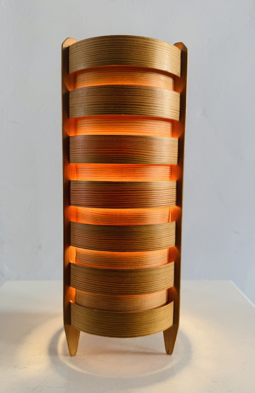 LAMPE DE TABLE CYLINDRIQUE EN PIN À LA MANIÈRE DE HANS-AGNE JAKOBSSON, SUÈDE, CIRCA 1960s