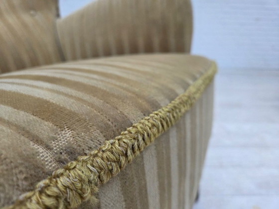 Image 1 of Dänischer Sessel aus den 1960er Jahren, hellgrüner Möbelveloursbezug, Buchenholz.