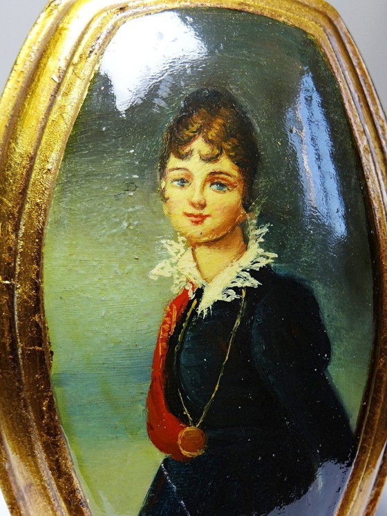 Image 1 of Pequeño retrato veneciano antiguo en medallón al óleo sobre madera convexa.
