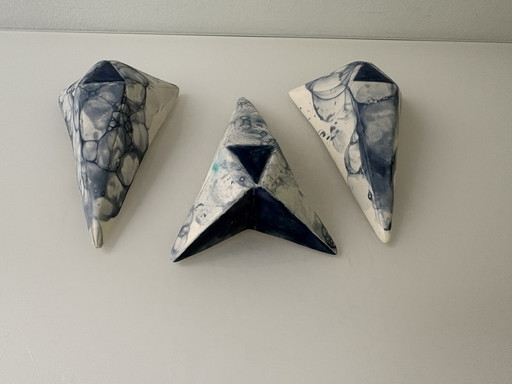 Conjunto de tres esculturas de pared de cerámica
