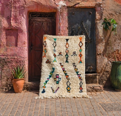 Klein nieuw Marokkaans Berberkleed (Azilal-stijl) van wol.