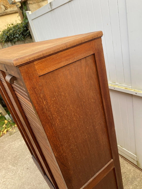 Image 1 of Eikenhouten archiefkast met drie kolommen en gordijn uit de jaren 50