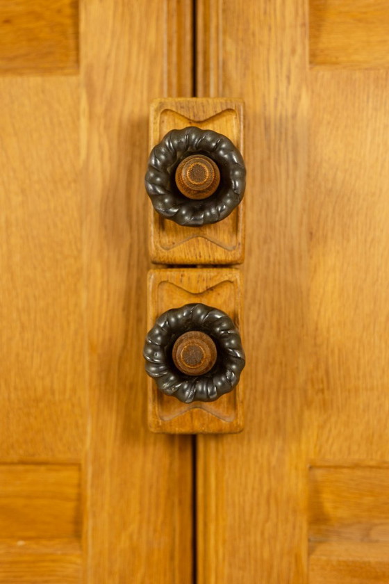 Image 1 of Guillerme e Chambron. Armadio in rovere con scrivania integrata. 1970-80