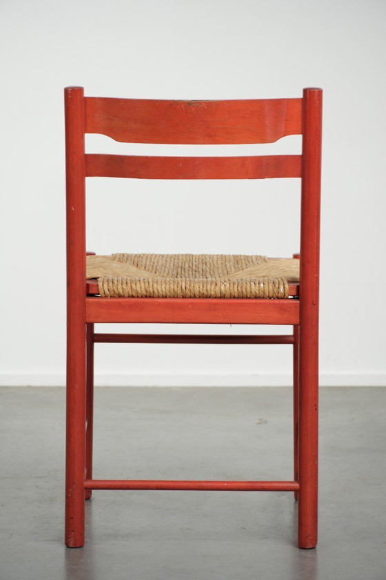 Image 1 of Sedia vintage in legno rosso degli anni '70 con seduta in canna intrecciata.